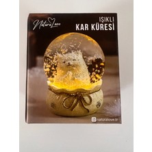 Parlak Kar Küresi Işıklı, Büyüleyici ve Sıcak Atmosfer Yaratır