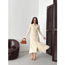 Qscob Kadın Fitilli Uzun Triko Elbise – Gold Düğmeli, Zarif ve Modern