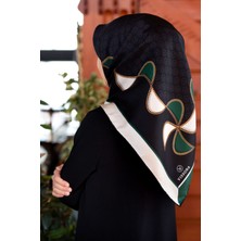 Vissona %100 Twill Ipek Zincirli ve Monogram Desenli Siyah - Zümrüt Yeşili Renkli 90X90 Eşarp Dikim Şekli :