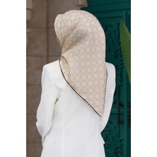 Vissona %100 Twill Ipek Monogram Desenli Krem - Siyah Renkli 90X90 Eşarp Dikim Şekli : El Dikişi