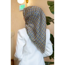 Vissona %100 Twill Ipek Geometrik Desenli Bej - Fıstık Yeşili Renkli 90X90 Eşarp Dikim Şekli : El Dikişi