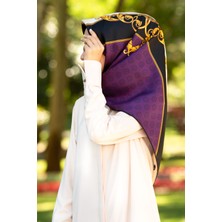 Vissona %100 Twill Ipek Monogram ve Barok Desenli Mürdüm - Siyah Renkli 90X90 Eşarp Dikim Şekli : El Dikişi