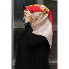 Vissona %100 Twill Ipek Monogram ve Barok Desenli Kırmızı - Krem Renkli 90X90 Eşarp Dikim Şekli : El Dikişi
