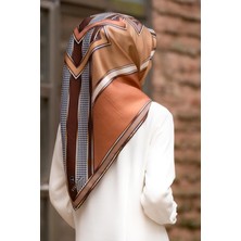 Vissona %100 Twill Ipek Kareli Kazayaklı Desenli Bakır - Sütlü Kahverengi Renkli 90X90 Eşarp Kenar Dikiş Şek