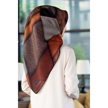 Vissona %100 Twill Ipek Dokulu ve Geometrik Desenli Taba - Siyah Renkli 90X90 Eşarp Dikim Şekli : El Dikişi