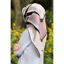 Vissona %100 Twill Ipek Monogram ve Geometrik Desenli Pudra - Gri Renkli 90X90 Eşarp Dikim Şekli : El Dikişi