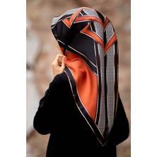 Vissona %100 Twill Ipek Kareli Kazayaklı Desenli Taba - Siyah Renkli 90X90 Eşarp Kenar Dikiş Şekli El Dikişl