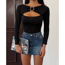 Cuyka Kadın Göğüs Dekolteli Aksesuarlı Uzun Kollu Sandy Bluz -