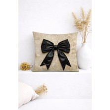 Ases Design 3D Dantel ve Siyah Fiyonk Detaylı Zarif Dekoratif Kırlent Kılıfı (45X45 Cm)