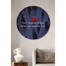 Teona Ahşap Kalabalık Içinde Tek Başına Kırmızı Ceketli Adam Suluboya Görünümlü Ahşap Dekoratif Tablo Yuvarlak Duvar Tablosu