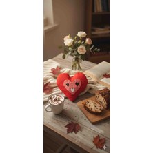 Yarımada Kadın Kooperatifi Sevgililer gününe özel Üzerinde Aplike Çalışmasi Yapılarak  Duck Ketenden Hazirlanmistir. Ici, Kilifli Olarak Boncuk Elyafla Doldurulmuştur. Sevimli Bir Yastık