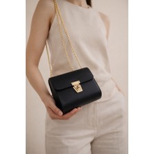 Kadın Zincir Askılı Mini Omuz & Çapraz Çanta – Gold Kilit Detaylı Şık Tasarım