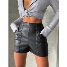 Parçalı Cepli Deri Şort Siyah