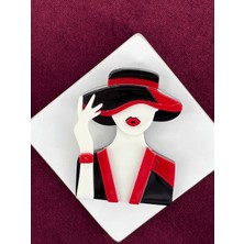 Calista Aksesuar Kırmızı ve Siyah Şapka Figürlü El Detaylı Kadın Akrilik Broş