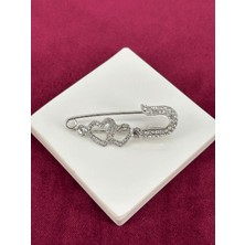 Calista Aksesuar Çift Kalp Detaylı ve Parlak Taşlı Çengelli Iğne Silver Broş