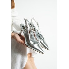 Dabab Shoes Larky Kadın Gümüş Parlak Rugan 7 cm Ince Topuklu Arkası Açık Bilekten Bantlı Tokalı Sivri Burun Ayakkabı