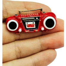 BB Bi Butik Shop Retro Kırmızı Boombox Radyo Tasarım Broş – Vintage Müzik Severler Için Şık Aksesuar