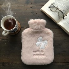 Marsilyan Hello Everyone Yazılı Kurdeleli Pembe Peluş Sıcak Su Torbası 1 Lt – Yumuşak Kılıf, Uzun Süre Sıcak Tutan Termal Su Torbası (4887)