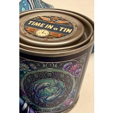 Time in a Tin Balık Burcuna Özel Ipeksi Saten Tasarım Fular-Retro Teneke Kutulu Hediye Seti