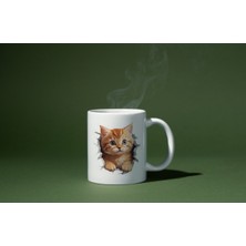 Ağzı Hafif Açık, Neşeli ve Yaramaz Ifadeye Sahip Gri-Beyaz Çizgili Yavru Kedi.