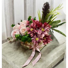 Sedosh Home Vision Pembe Gül ve Papatya Aranjmanı Krem Kutuda – Zarif ve Uyumlu Dekoratif Çiçek Tasarımı