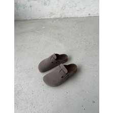 Milaya Shoes Hardy Soft Step Tokalı Süet Terlik – Ev ve Dış Mekan Kullanımına Uygun
