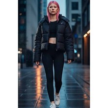 Nike Kadın Şişme Mont FZ5899-010 Siyah Renkli Dik Yaka Regular Fit Özellikli