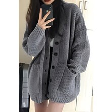 Tarz Cool Kadın Oversize Cepli Düğmeli V Yaka Triko Hırka Düz Desenli Gri Kumaş