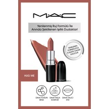 M.A.C Zenginleştirilmiş Formülü Ile Dudaklara Yumuşaklık,pürüzsüz Görünüm Veren Kalıcı Ruj-Hug Me