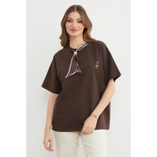 FullaModa Fular Detaylı Bisiklet Yaka Nakışlı Oversize Tişört