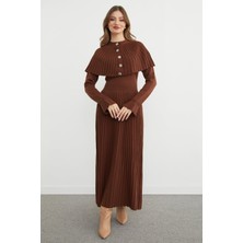 FullaModa Fullamodest Düğmeli  Pelerinli Kol Detaylı Triko Elbise