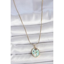 Marsilyan 316L Çelik Gold Renk Zincir Mavi Çiçek Işlemeli Inci Detay Portre Model Kadın Kolye