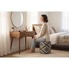 Elanora Home Dokusu ve Modern Tasarımıyla Her Ortama Uyum Sağlayan Çok Amaçlı Puf