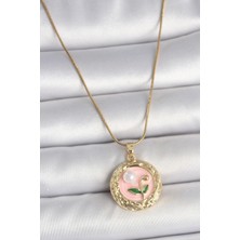 Pazarcan 316L Çelik Gold Renk Zincir Pembe Çiçek Işlemeli Inci Detay Portre Model Kadın Kolye - TJ-BKO10079