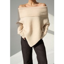 Sibel Günay Butik Madonna Yaka Asimetrik Kesim Kadın Triko Vanilya Kazak