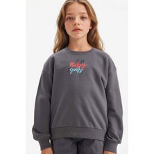 DeFacto Kız Çocuk Disney Mickey Mouse &Friends Oversize Geniş Kalıp Kapüşonlu Sırt Baskılı Sweatshirt D4378A824WN