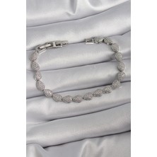 HERŞEYBURDAMODA Pirinç Gümüş Renk Zirkon Taşlı Damla Model Vip Seri Kadın Bileklik