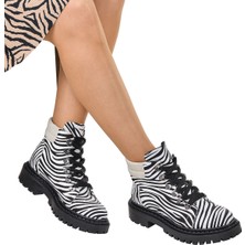 Noosy Kanca Detaylı Kadın Siyah-Beyaz Bot