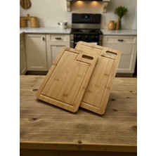 Floria Bambu Kesme Tahtası Seti 2’li | Büyük Boy 32X22 cm + Orta Boy 28X18 cm | Oluklu, Saplı, Doğal Ahşap