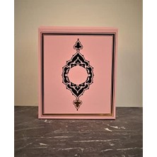 Karokstore Pembe Lüks Yaldız Baskılı Hediye Kutusu "26 cm x 22 cm x 7.5 Cm" 8691441581184599