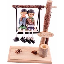Karokstore Salıncakta Sallanan Aşık Çift Kalemlikli Ahşap Biblo
