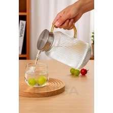 Karokstore 1500 ml Borosilikat Cam Çizgili Sürahi – Süzgeçli Metal Kapaklı, Dayanıklı Şık Tasarım