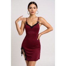 Kadın Bordo Bacak Yırtmaçlı Siyah Dantelli ve Fiyonklu Şık Gecelik - Modern ve Şık Tasarım