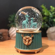 Mey İthalat Pilli Işıklı Müzikli Kar Küresi–iki Geyikli Yeşil Figürlü Eğlenceli Masaüstü Biblo, LED Aydınlatmalı Dekoratif Hediyelik Kar Küresi