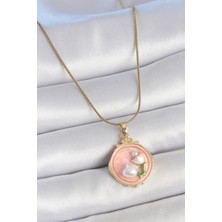 Nehir 316L Çelik Gold Renk Zincir Pembe Mineli Incili Çiçek Işlemeli Portre Model Kadın Kolye