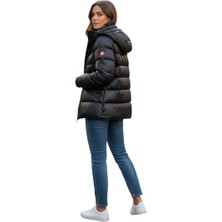 Kadın Siyah Tam Dolum Şişme Mont – Kapüşonlu, Ultra Sıcak Tutan, Parlak Kumaş Kışlık Mont (74 Cm)