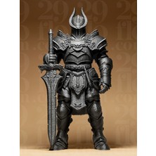 Epik Kara Şövalye Figürü - Boynuzlu Zırh ve Büyük Kılıç (Pla)