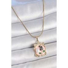 Pazarcan 316L Çelik Gold Renk Zincir Pembe Mineli Çiçek Işlemli Inci Detay Portre Model Kadın Kolye - Tj-Bko