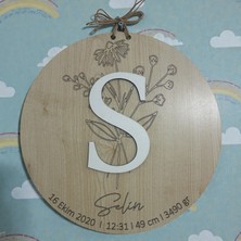 Pelince Kişiye Özel Isimli Bebek Doğum Anı Panosu | Ahşap Çiçekli Bebek Odası Duvar Süsü | Çap: 30 cm