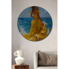 Petmudo AVM Deniz Kenarında Sarı Elbiseli Kadın Yağlı Boya Görünümlü Ahşap Tablo Yuvarlak Duvar Tablosu